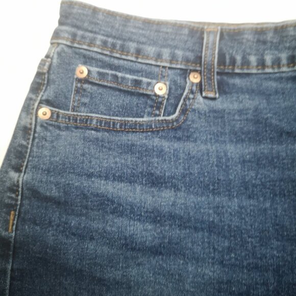 Denizen from Levi's Ladies Size 33 Mid Rise Medium Wash Jean Shorts - Picture 8 of 13